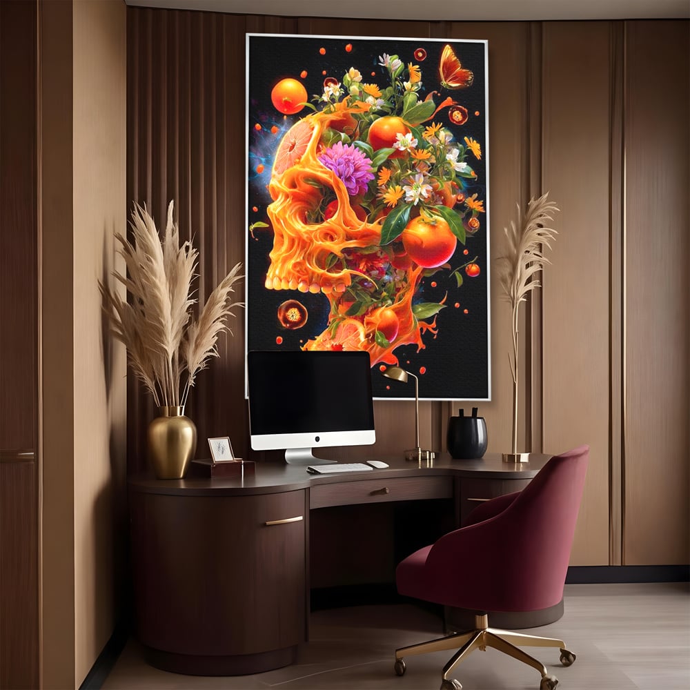 Tablou canvas cu tablou canvas cu craniu din portocale, in rama de aluminiu argintiu, pe perete intr-un birou